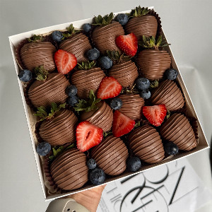 Strawberries in Chocolate "Milky Girl" with Blueberries with delivery Kemerovo