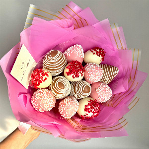 Strawberry Bouquet "Raspberry" with delivery Kemerovo