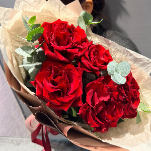 French Rose Bouquet "Scarlet Accent" with delivery Kemerovo