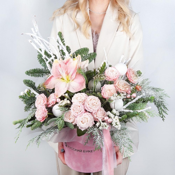 Pink amaryllis - 1, Peony sprayrose - 5, Round flower box medium, Oasis, Spruce branches (1pc.), Thuja, Christmas decor (set), White statice, Artificial branch, Ribbon