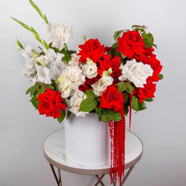 White rose 50 cm Ecuador - 17, Red rose Nina 50 cm - 20, White Gladiolus - 4, lisianthus - 3, Round flower box medium, Oasis, Amaranth stabilized,  Raspberry branch