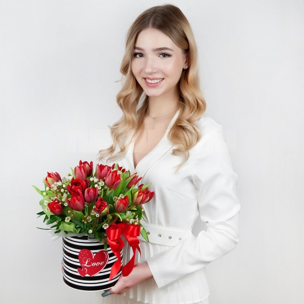 Тюльпан красный - 31, Шляпная коробка маленькая, Оазис, Фисташка, Ваксфловер, Современная упаковка, Лента