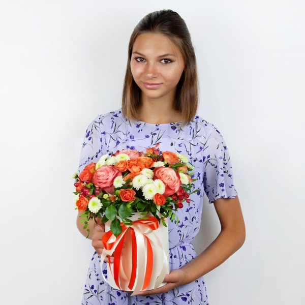 Роза кустовая желтая, оранжевая 50 см - 8, Хризантема кустовая Сантини белая - 4, Роза пионовидная Кахала 50 см - 6, Шляпная коробка маленькая, Оазис, Пленка, Фисташка, Рускус, Гиперикум, Лента