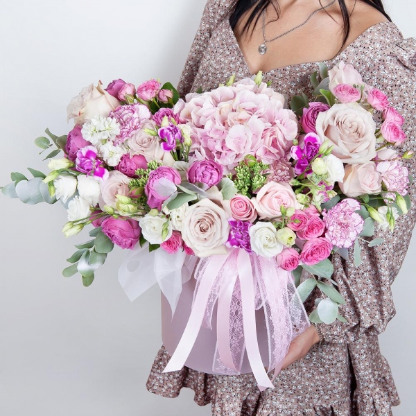 Pink Hydrangea - 1, Pink rose 50 cm - 8, Rose Powder 50 cm Ecuador (Quicksand, Menta) - 7, Spray peony rose Misty Bubbles, 50 cm - 5, Carnation white, cream - 8, White Matthiola - 4, lisianthus - 5, Bright pink spray rose mix, 50 cm - 6, Pink spray carnation - 4, Round flower box medium, Oasis, Eucalyptus Cinerea, Sedum, Wrapping Paper