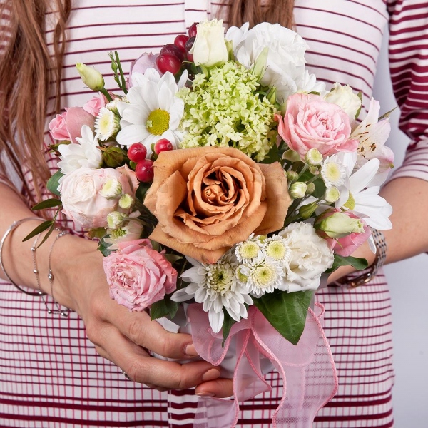 Роза Тоффи - 1, Peony sprayrose - 1, Bacardi White Spray Chrysanthemum - 2, Athos poms Stallion - 2, Alstromeria white, soft pink - 3, lisianthus - 1, Oasis, Wrapping Paper, Pistachio, Hypericum, Viburnum
