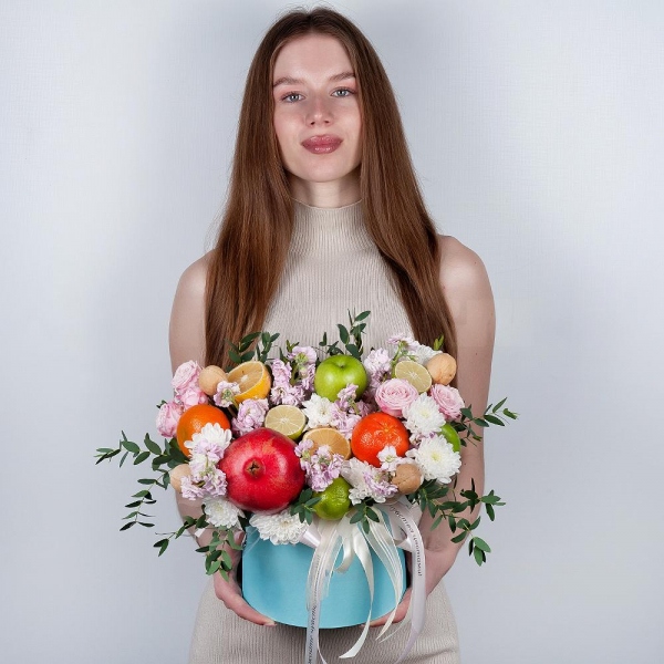 Хризантема кустовая Балтика белая - 2, Маттиола сиреневая - 7, Роза кустовая пионовидная Бомбастик 50 см - 2, Шляпная коробка средняя, Оазис, Эвкалипт, Яблоко, Лимон, Мандарин, Грецкий орех, Гранат, Шпажка деревянная, Современная упаковка
