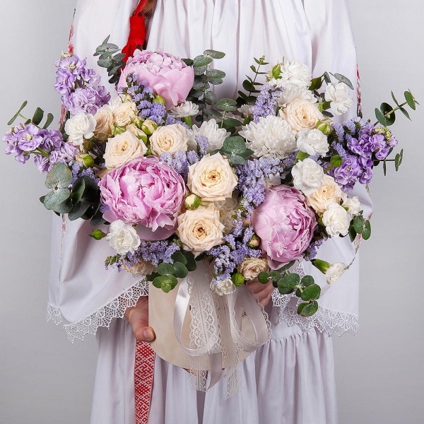 Пион розовый - 3, Роза кустовая пионовидная Бомбастик 50 см - 2, Хризантема кустовая Балтика белая - 2, Гвоздика кустовая белая - 9, Маттиола сиреневая - 5, Шляпная коробка маленькая, Оазис, Статица синяя, Эвкалипт, Лента
