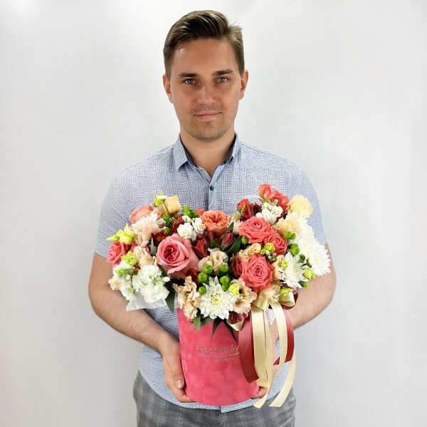 Bright pink spray rose mix, 50 cm - 6, Peony rose pink 'OHara' - 3, Alstromeria Red, Bright Pink - 5, lisianthus - 4, White Matthiola - 3, Baltica White Spray Chrysanthemum - 3, Round flower box small , Oasis, Ribbon, Eucalyptus, Hypericum