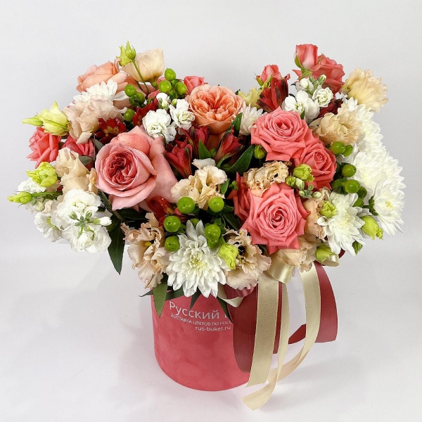 Bright pink spray rose mix, 50 cm - 6, Peony rose pink 'OHara' - 3, Alstromeria Red, Bright Pink - 5, lisianthus - 4, White Matthiola - 3, Baltica White Spray Chrysanthemum - 3, Round flower box small , Oasis, Ribbon, Eucalyptus, Hypericum