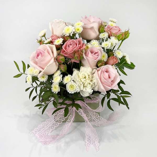 Pink rose 50 cm - 7, Carnation white, cream - 2, Bright pink spray rose mix, 50 cm - 2, Athos poms Stallion - 2, Oasis, Wrapping Paper, Pistachio