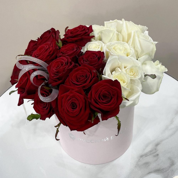 White rose 50 cm - 16, Red rose 50 cm - 25, Round flower box small , Ribbon