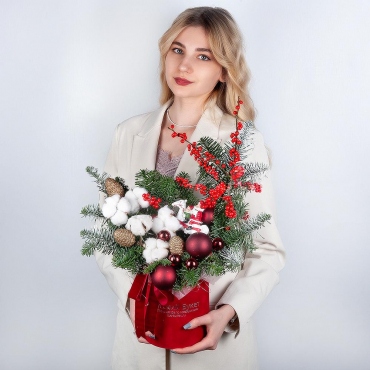 Шляпная коробка маленькая, Оазис, Ель нобилис, Набор новогоднего декора, Хлопок ветка, Илекс, Лента