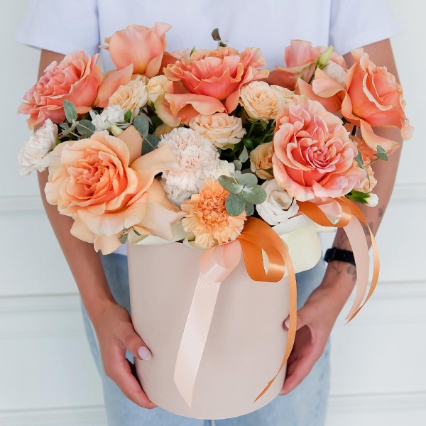 Роза Эквадор кремовая 50 см  - 9, Гвоздика белая, кремовая - 9, Роза кустовая белая, кремовая, нежно-розовая 50 см - 3, Лизиантус - 1, Гвоздика кустовая белая - 2, Шляпная коробка средняя, Оазис, Лента, Фисташка, Эвкалипт