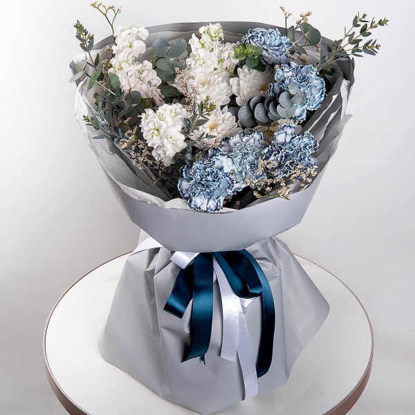 Carnation white, cream - 7, Baltica White Spray Chrysanthemum - 1, White Matthiola - 3, Limonium (1 pc.), Eucalyptus, Wrapping Paper