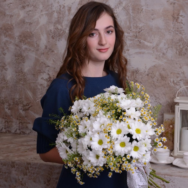 Chamomile - 16, Bacardi White Spray Chrysanthemum - 9, Green bell (1 pc.), Ribbon