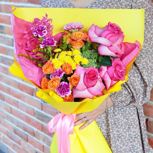 Athos poms Stallion - 3, Spray rose: yellow, orange 50 cm - 3, Pink carnation - 2, Rose Pink 50 cm Ecuador (Chelo, Hermosa, Novia, Titanik, Engagement, Pink Mondiale) - 5, Pink spray carnation - 4, Sedum, Dried flowers decor, Wrapping Paper