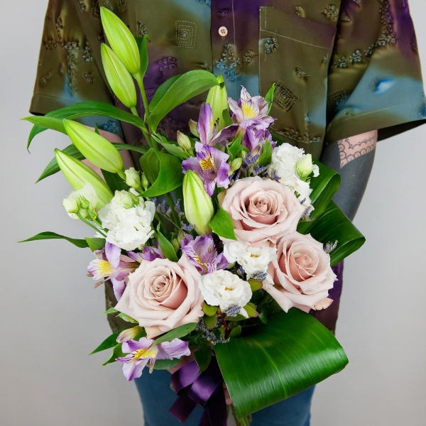 Lilies - 2, lisianthus - 4, Alstromeria lilac, purple - 3, Rose Powder 50 cm Ecuador (Quicksand, Menta) - 5, Limonium (1 pc.), Aspidistra (1 pc.), Ribbon
