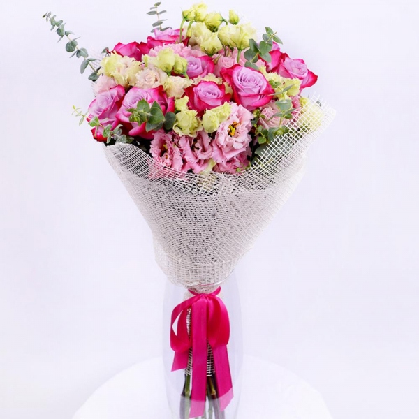 Роза Deep Purple фиолетовая - 15, Лизиантус (Эустома) розовый - 8, Эвкалипт бэби блю, Джут сетка, Лента