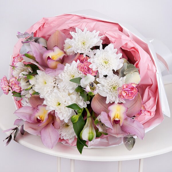 Орхидея бутон розовая Цимбидиум  - 5, Гвоздика кустовая розовая - 4, Альстромерия белая, нежно-розовая - 4, Хризантема кустовая Балтика белая - 3, Колба-пробирка, Эвкалипт цинерия, Современная упаковка
