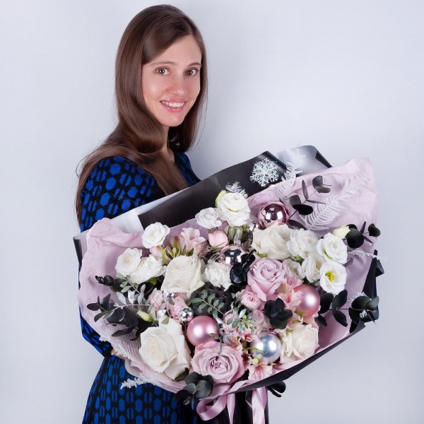 Pink rose 50 cm - 3, Peony sprayrose - 4, Alstromeria white, soft pink - 5, Carnation white, cream - 7, lisianthus - 3, White rose 50 cm - 6, Pistachio, Eucalyptus Cinerea, Dried flowers decor, Christmas decor (set), Wrapping Paper
