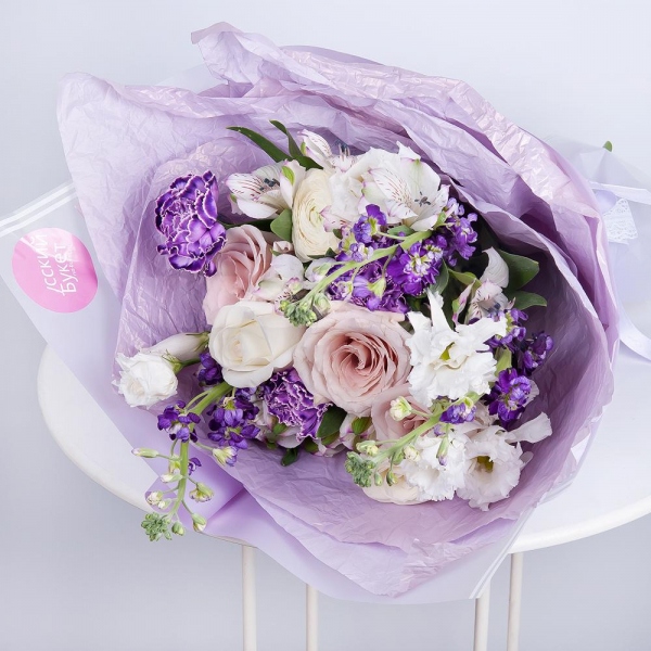 Ранункулюс белый - 1, Роза Эквадор пудровая, кремовая 50 см - 4, Роза белая 50 см - 3, Гвоздика сиреневая - 6, Маттиола сиреневая - 3, Лизиантус - 2, Альстромерия сиреневая, фиолетовая - 4, Современная упаковка