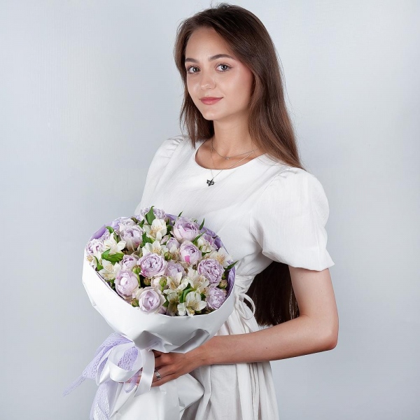 Peony sprayrose - 7, Alstromeria white, soft pink - 8, Wrapping Paper, Ribbon