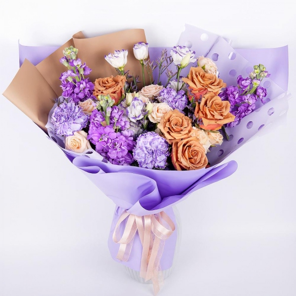 Роза Тоффи - 9, Matthiola Lilac - 3, Purple Lisianthus (Eustoma) - 2, Lilac carnation - 7, Spray rose: white, cream, light pink 50 cm - 4, Limonium (1 pc.), Wrapping Paper