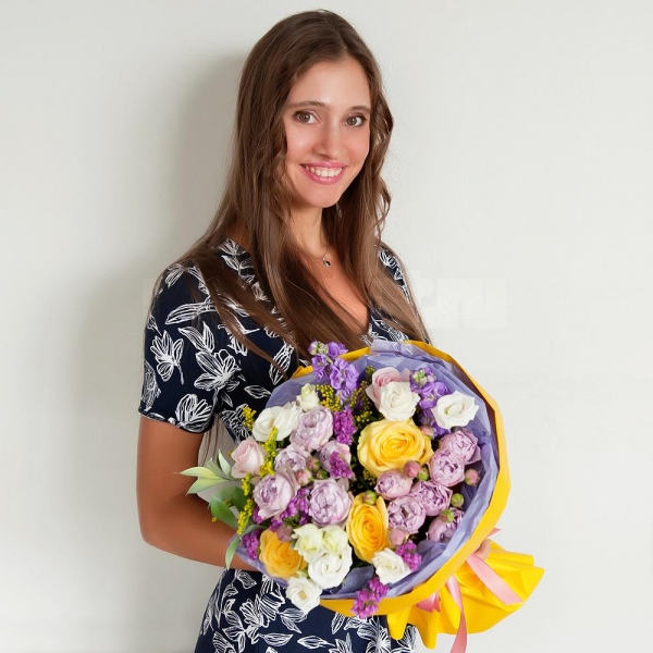 Yellow rose 50 cm - 3, Pink rose 50 cm - 4, Matthiola Lilac - 2, lisianthus - 3, Spray peony rose Lavander, 50 cm - 2, Solidago (1 pc.), Pink Statice, Ruscus, Wrapping Paper