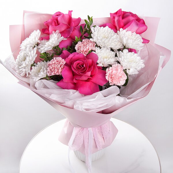 Роза Эквадор розовая 50 см  - 3, Хризантема кустовая Балтика белая - 3, Гвоздика розовая - 5, Фисташка, Современная упаковка