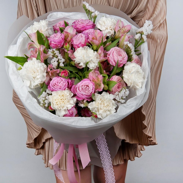 Роза кустовая пионовидная Мисти Баблс 50 см - 4, Гвоздика белая, кремовая - 11, Альстромерия белая, нежно-розовая - 8, Статица белая, Современная упаковка