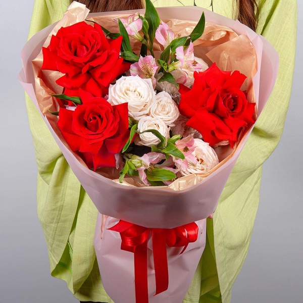 Роза Нина красная 50 см - 3, Хризантема кустовая Балтика белая - 1, Роза кустовая пионовидная Бомбастик 50 см - 1, Альстромерия белая, нежно-розовая - 4, Современная упаковка
