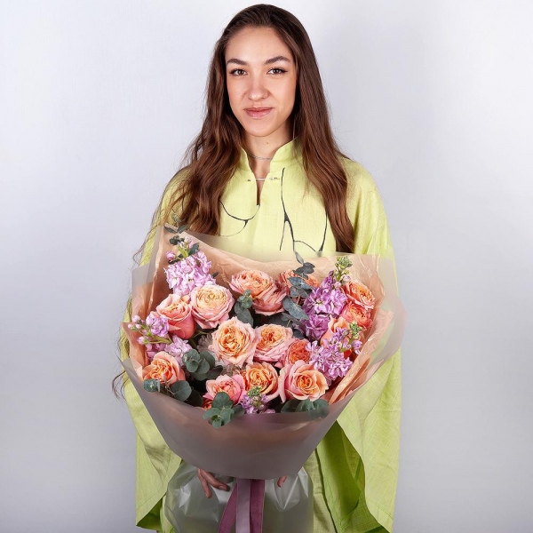 Роза Феникс 50 см - 9, Роза кустовая желтая, оранжевая 50 см - 5, Маттиола сиреневая - 5, Эвкалипт, Современная упаковка