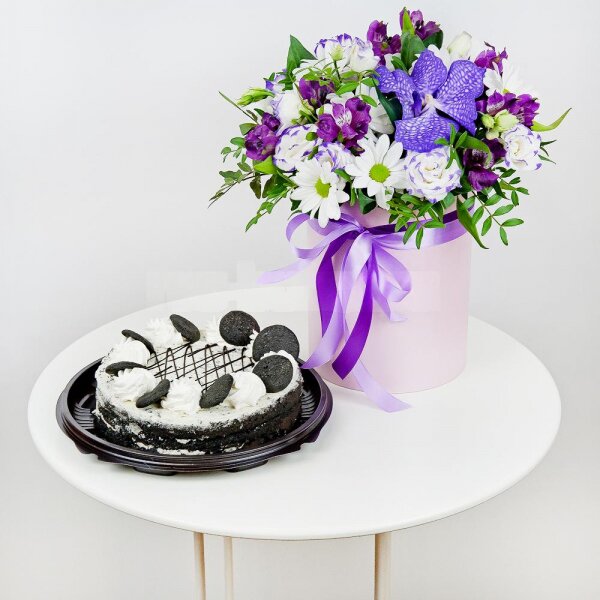 Vanda Orchid bud - 2, Alstromeria lilac, purple - 3, Bacardi White Spray Chrysanthemum - 4, Purple Lisianthus (Eustoma) - 3, Round flower box small , Oasis, Film, Flask for orchids, Aspidistra (1 pc.), Pistachio, Ribbon, Cake in assortment
