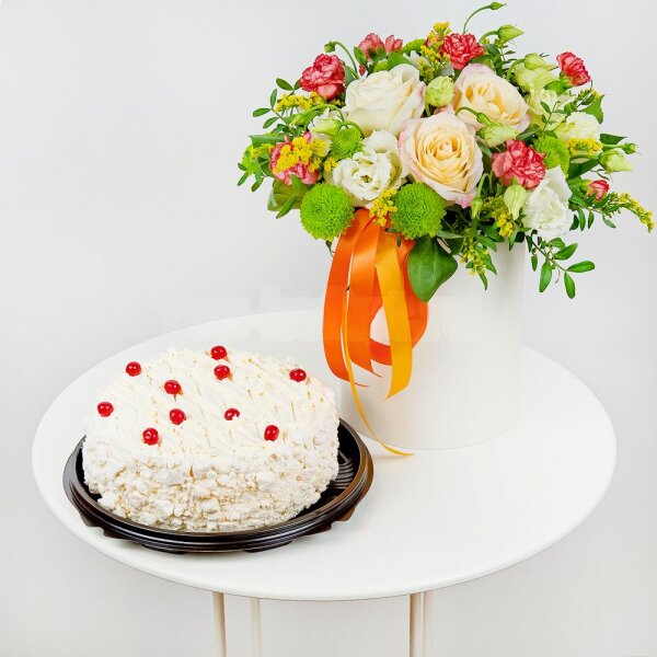 Rose Cream 50 cm - 4, Athos pom Feeling Green - 3, lisianthus - 3, Pink spray carnation - 3, Round flower box small , Oasis, Film, Solidago (1 pc.), Pistachio, Ribbon, Cake in assortment