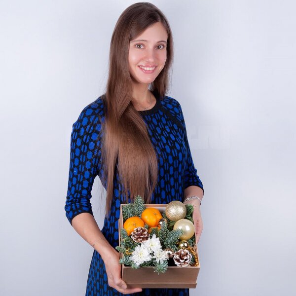 Baltica White Spray Chrysanthemum - 2, Spruce branches (1pc.), Ribbon, Non-alcoholic champagne or wine, Present bag, Candies 