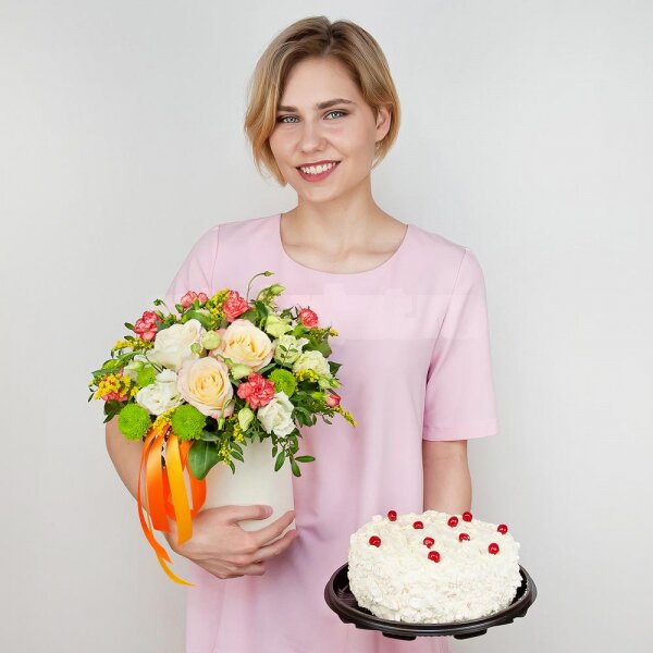 Rose Cream 50 cm - 3, Athos pom Feeling Green - 2, lisianthus - 2, Pink spray carnation - 2, Round flower box small , Oasis, Film, Solidago (1 pc.), Pistachio, Ribbon, Cake in assortment